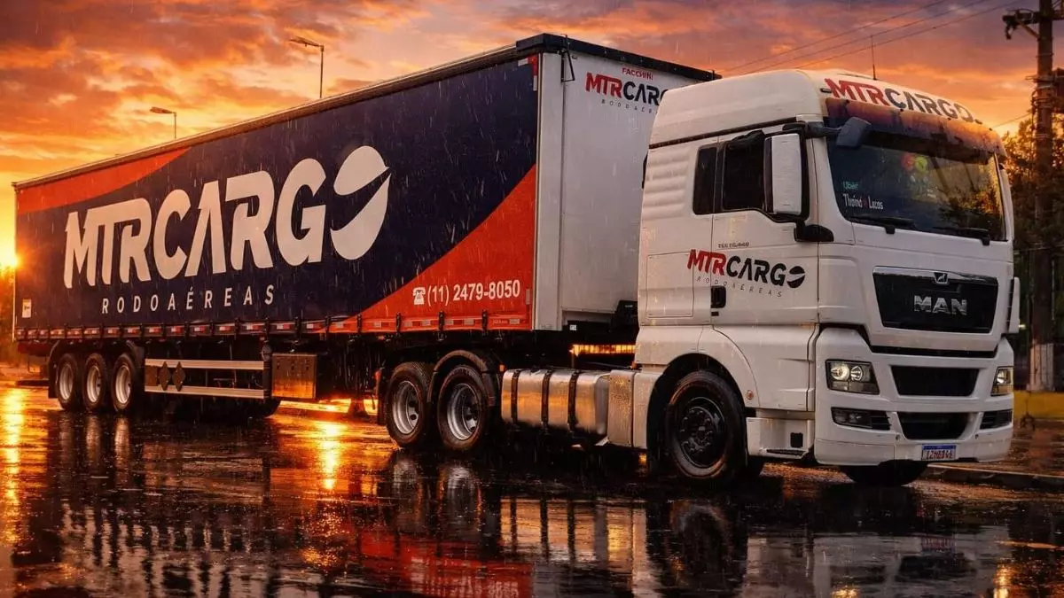 A foto mostra uma carreta da MTRCARGO