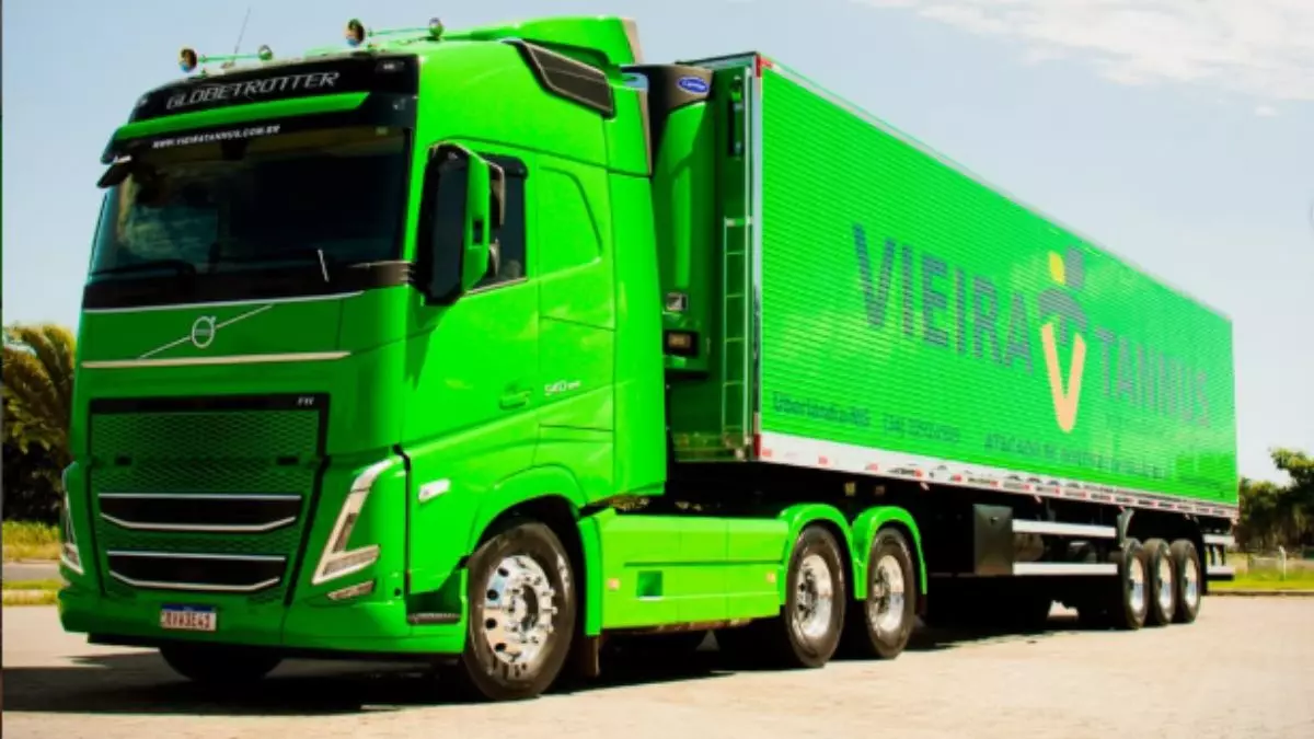 A foto mostra uma carreta da Vieira Tannus