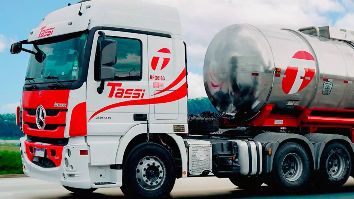 A foto mostra uma carreta da Tassi Transportes