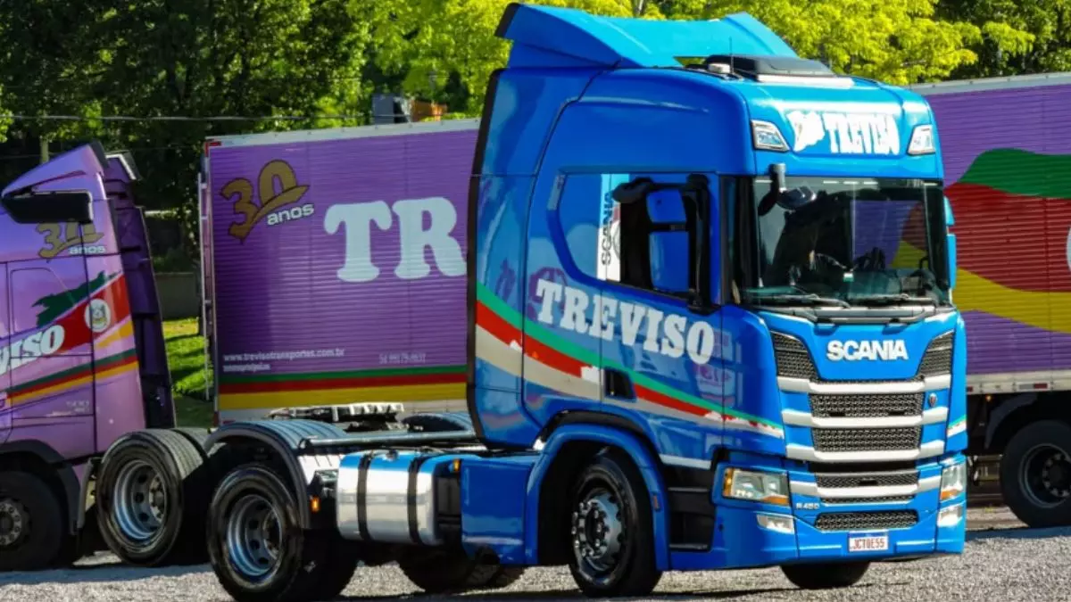 A foto mostra dois caminhões da Treviso Transportes