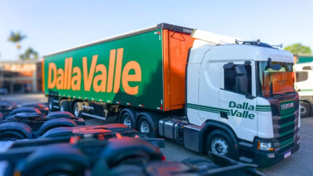 A foto mostra uma carreta da Dalla Valle Transportes