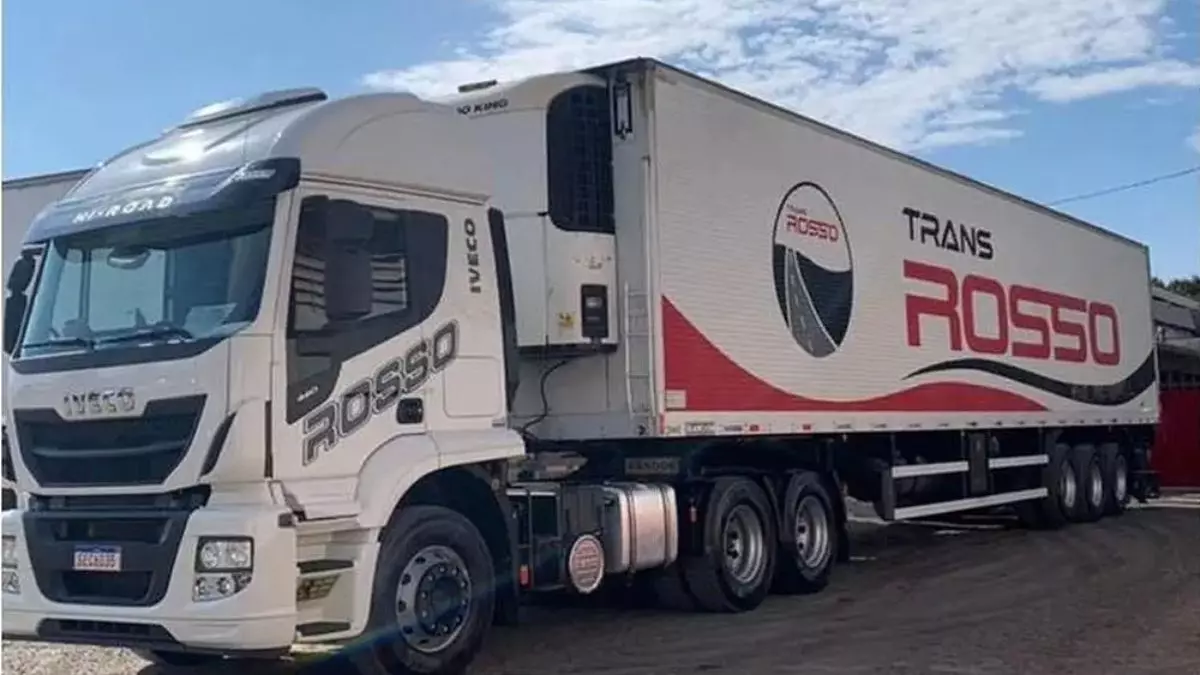 A foto mostra uma carreta da Transportes Rosso