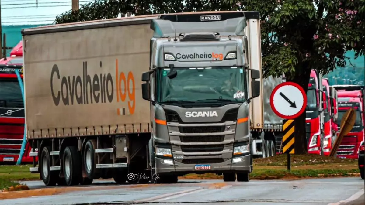 A foto mostra uma carreta da Cavalheiro Logistics