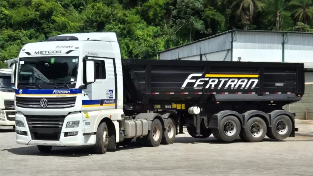 A foto mostra uma carreta da Fertran Transportes