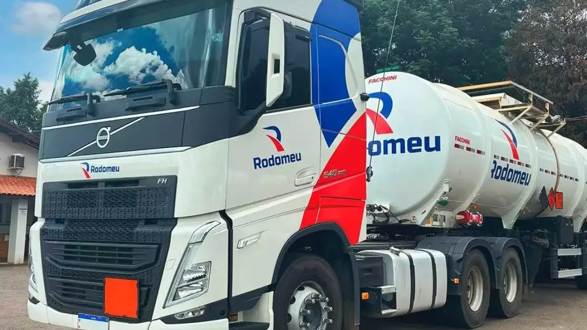A foto mostra uma carreta da Transportadora Rodomeu