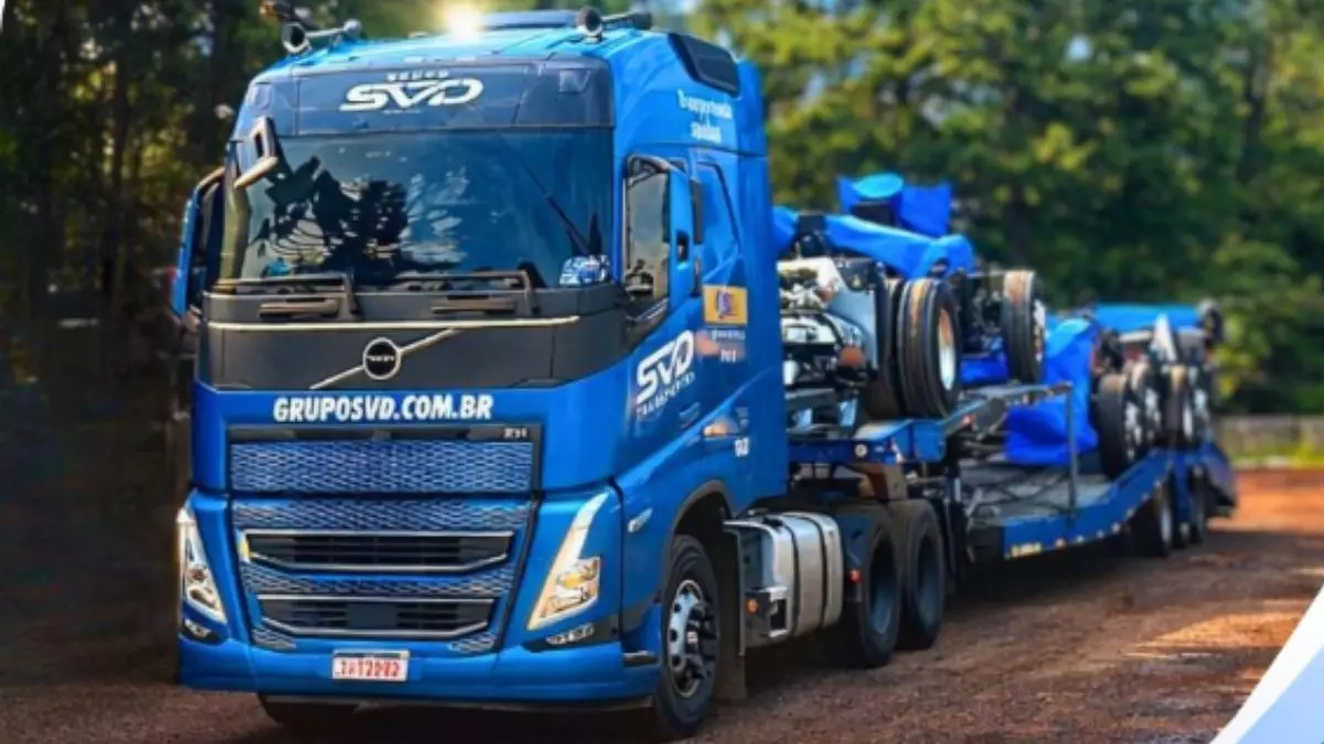 A foto mostra uma carreta azul da SVD Transportes