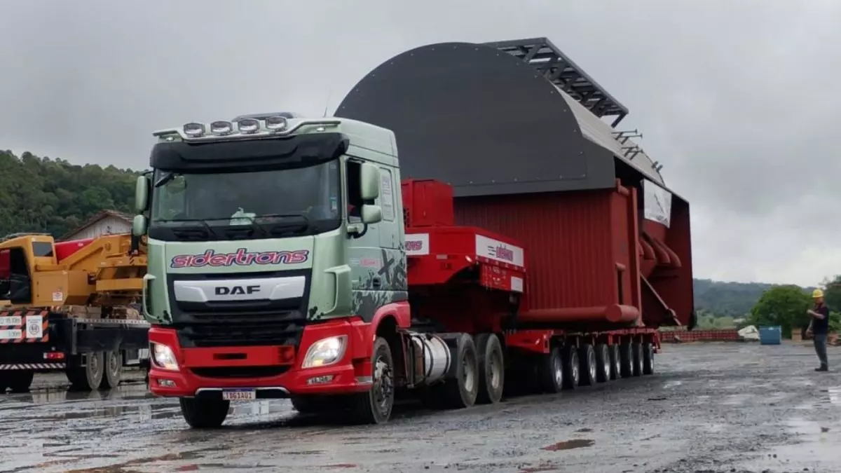 A foto mostra uma carreta da Sidertrans