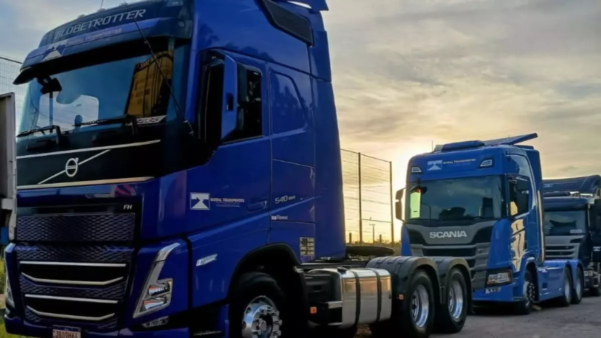 A foto mostra dois caminhões da Modal Transportes