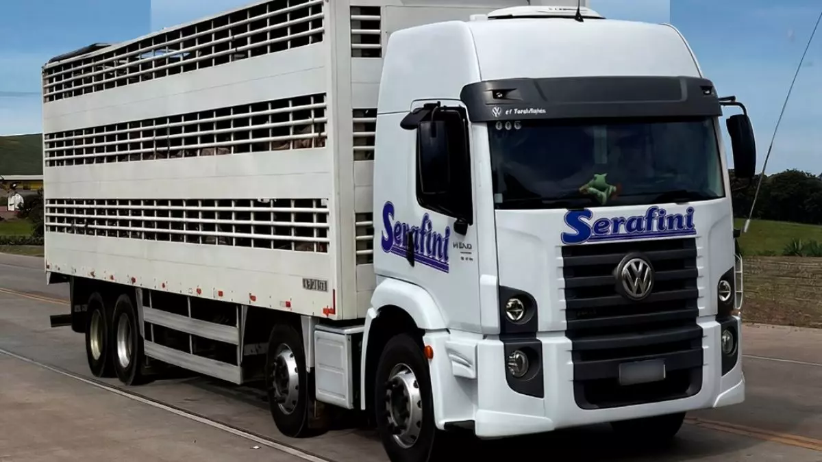 A foto mostra um truck da Agrosuinos Serafini