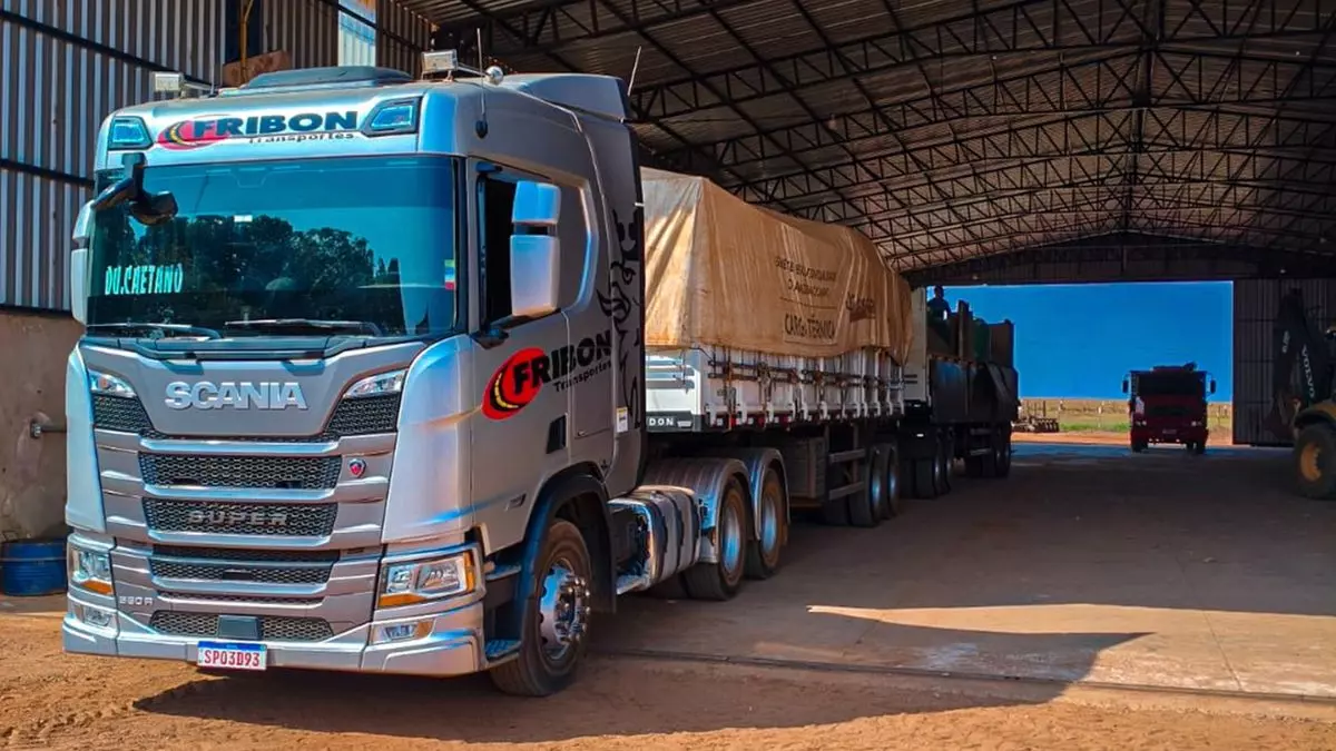 A foto mostra uma carreta da Fribon Transportes