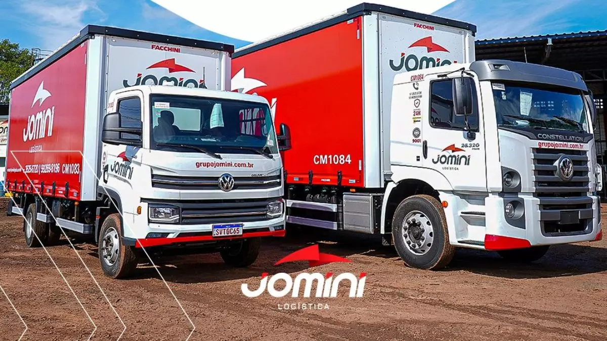 A foto mostra uma frota de caminhões do Grupo Jomini