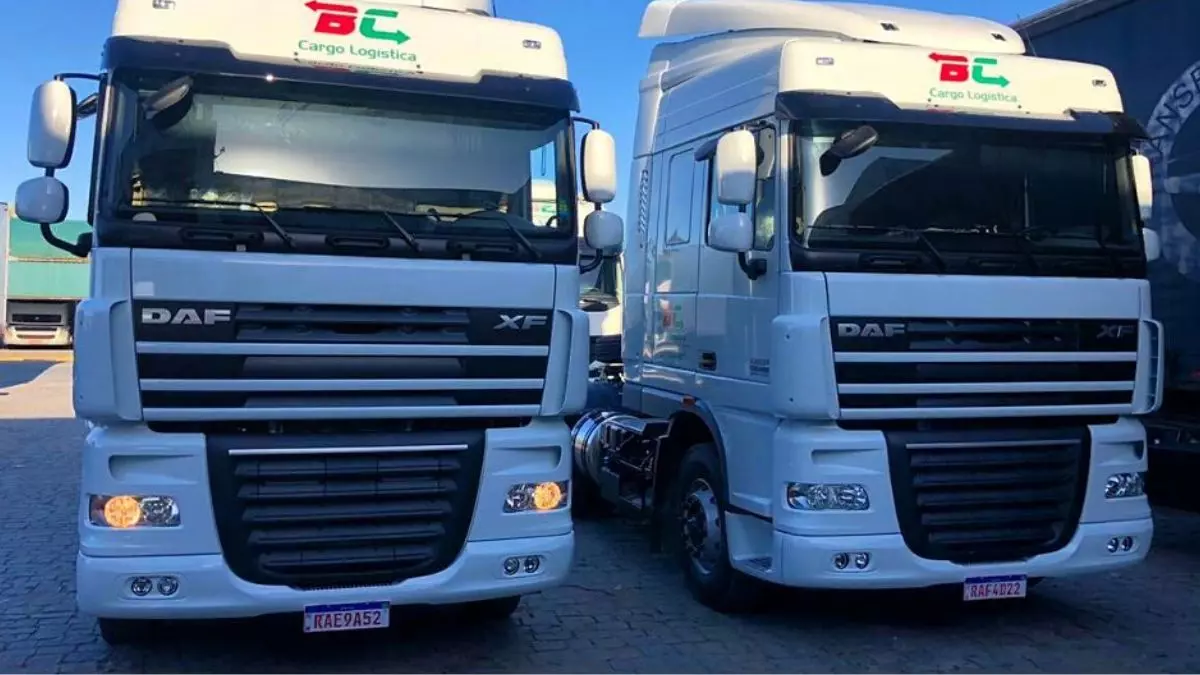 A foto mostra uma frota da BC Cargo Logística