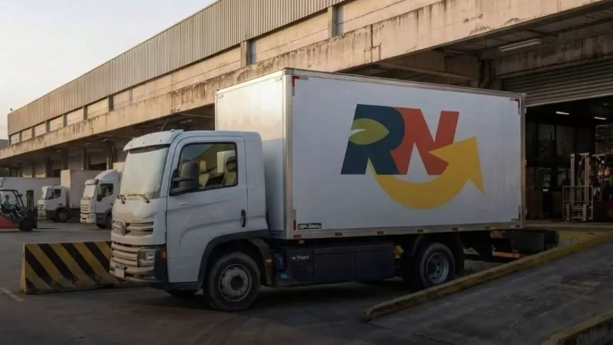 A foto mostra um caminhão truck da RN Logística