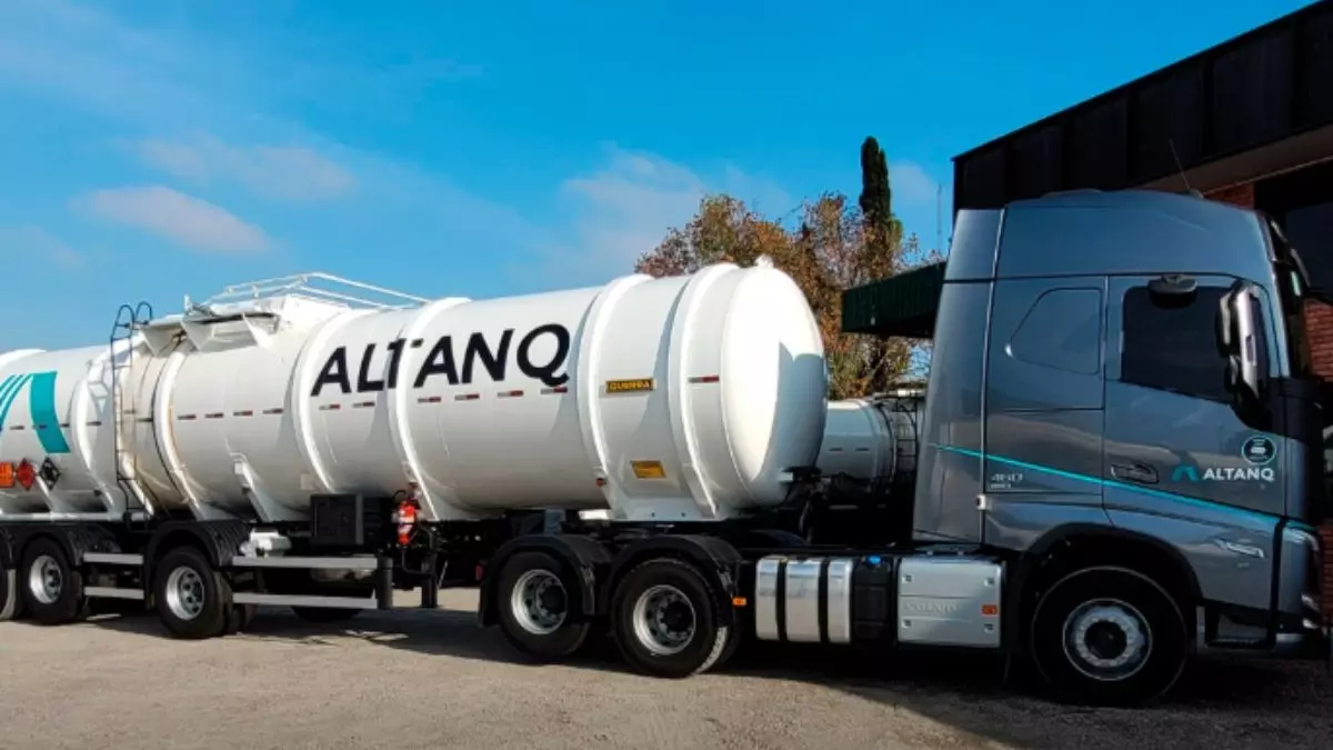A foto mostra uma carreta da Altanq Transportes