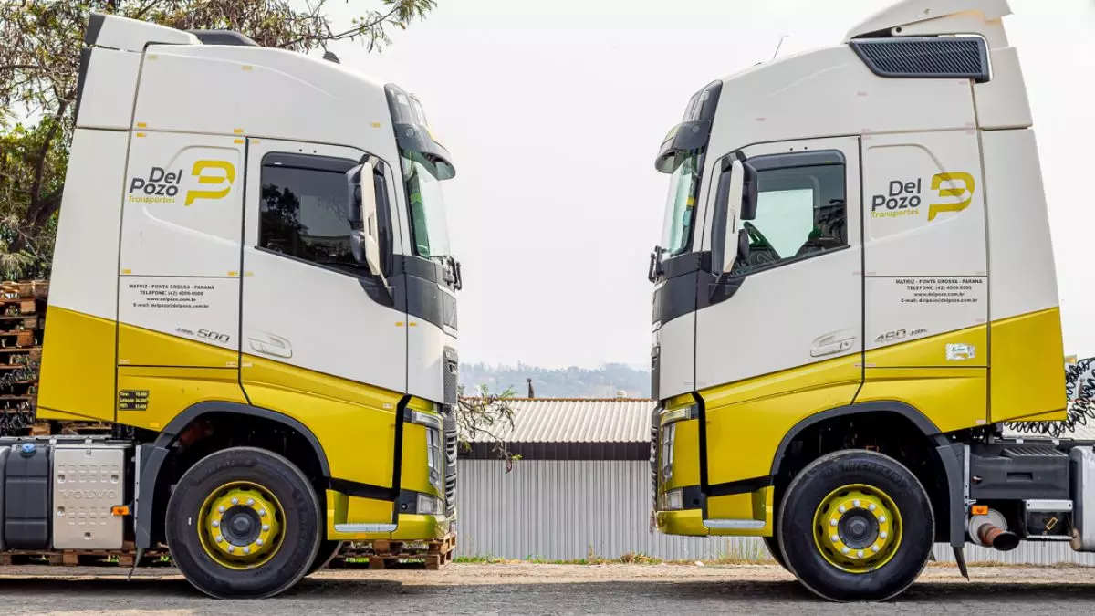 A foto mostra duas carretas da Del Pozo Transportes