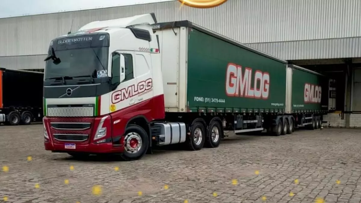 A foto mostra uma carreta da Gmlog Transportes