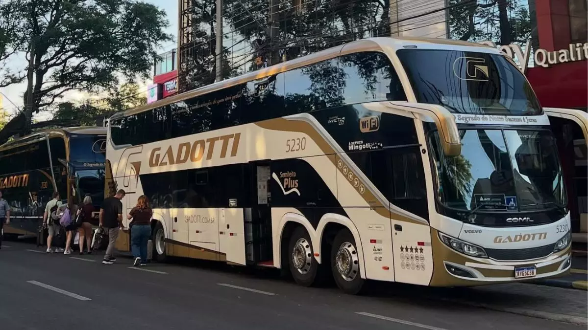 A foto mostra um ônibus da Gadotti