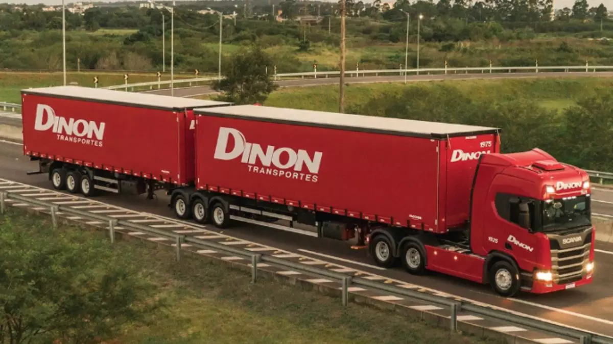 A foto mostra um bitrem da Dinon Transportes
