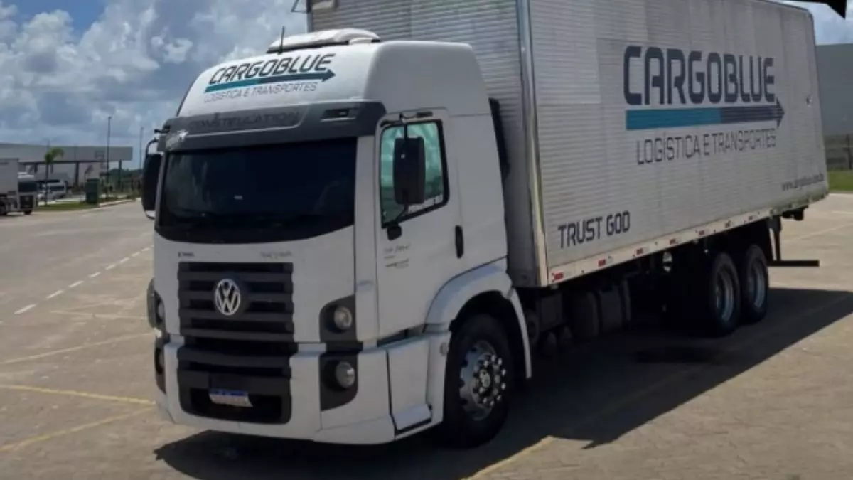 A foto mostra um truck da Cargo Blue