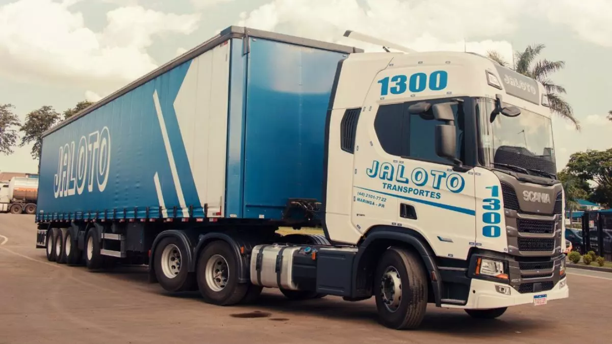 A foto mostra uma carreta da Jaloto Transportes