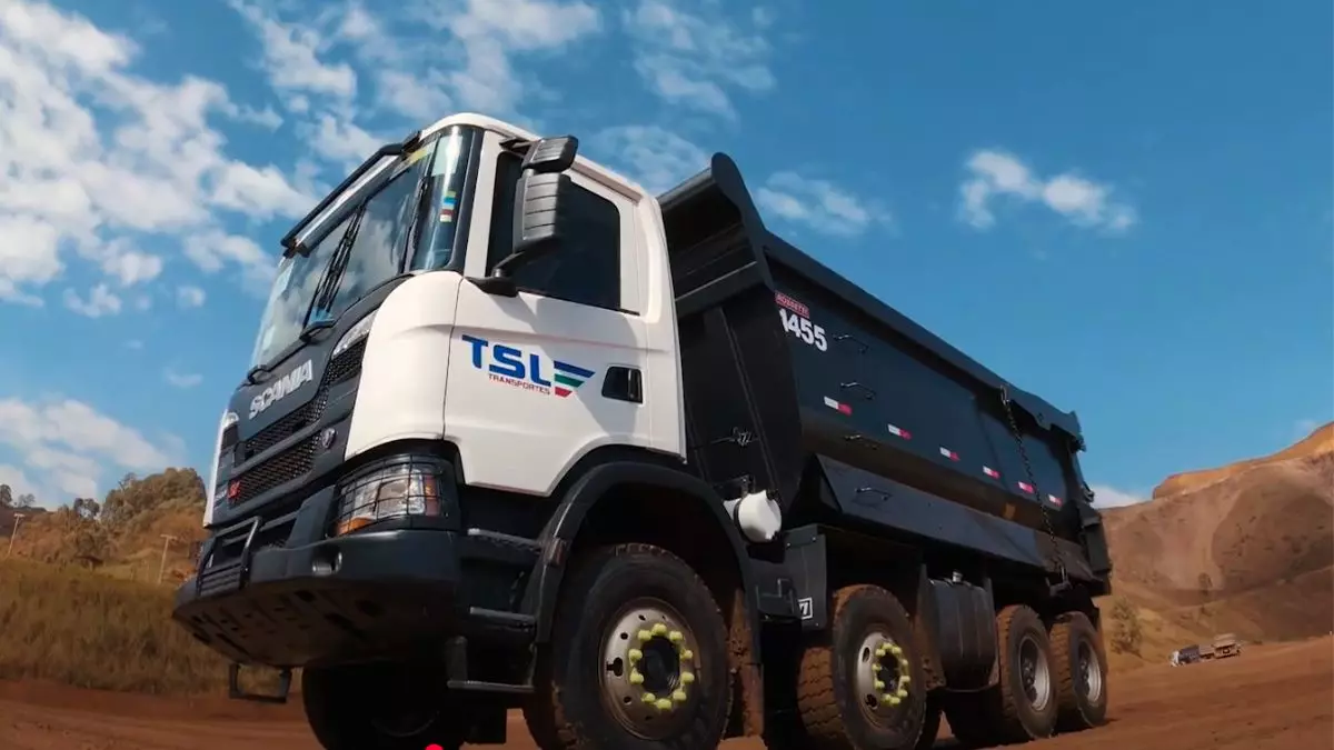 A foto mostra um caminhão traçado da TSL Transportes