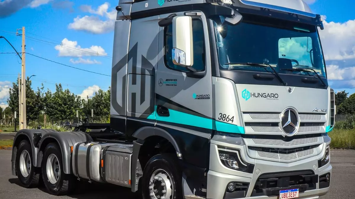 A foto mostra um caminhão da Hungaro Transportes