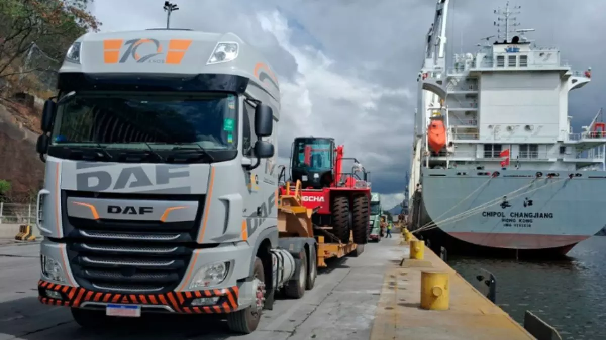 A foto mostra uma carreta da TMQ Transportes