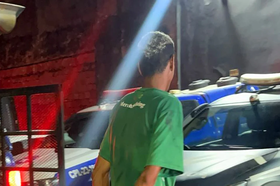 Jovem é preso depois de tentar roubar celular e jogar pedras em comerciante