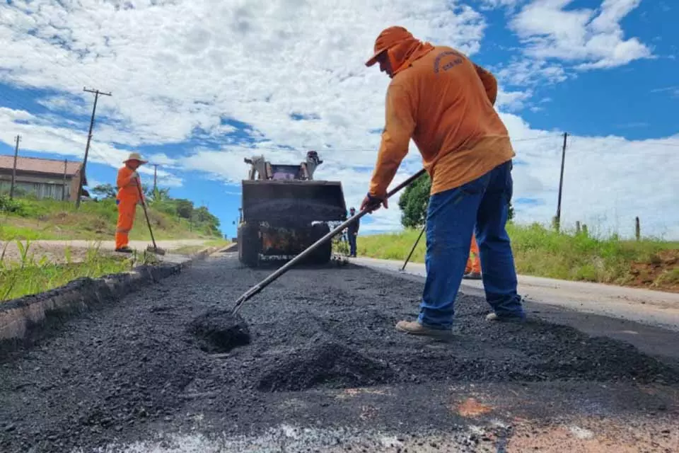 Manutenção da RO-383, sentido Alta Floresta d’Oeste é realizada pelo governo