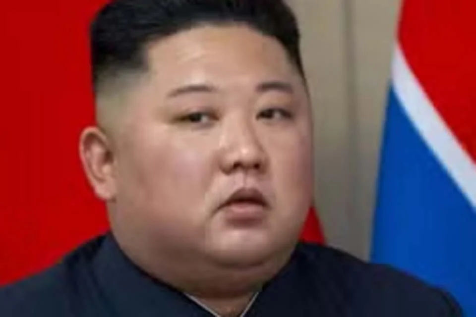 Coreia do Norte ergue destróier que afundou em cerimônia de lançamento