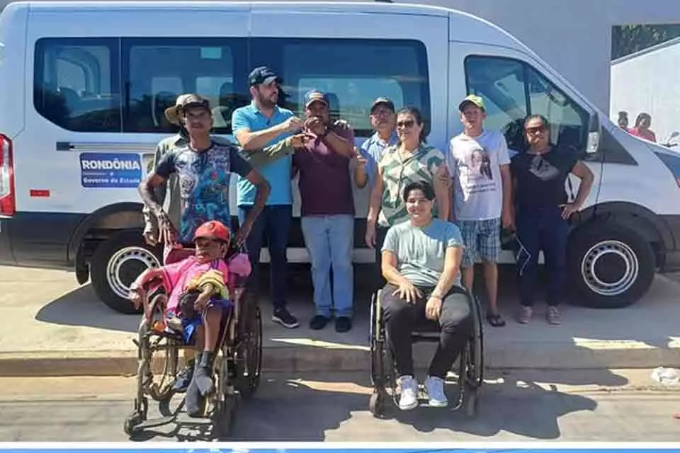 Jean Mendonça entrega van 0 km para associação de pessoas com deficiência em Jaru e reforça compromisso com inclusão e cidadania