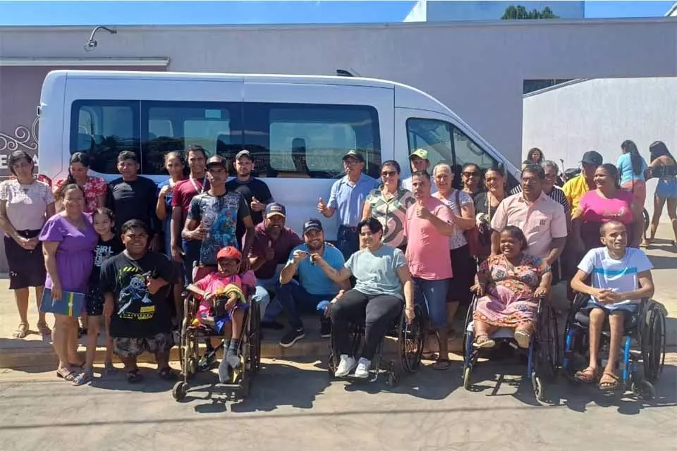 Deputado Jean Mendonça participa da entrega de van adaptada para Associação de Pessoas com Deficiência em Jaru