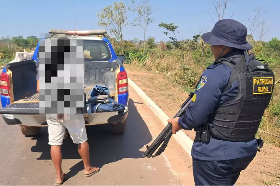 Homem é conduzido à delegacia com objetos suspeitos em Cacoal