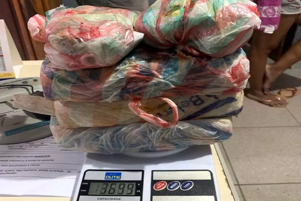 PM apreende mais de 3,5 kg de pasta base de cocaína em Costa Marques
