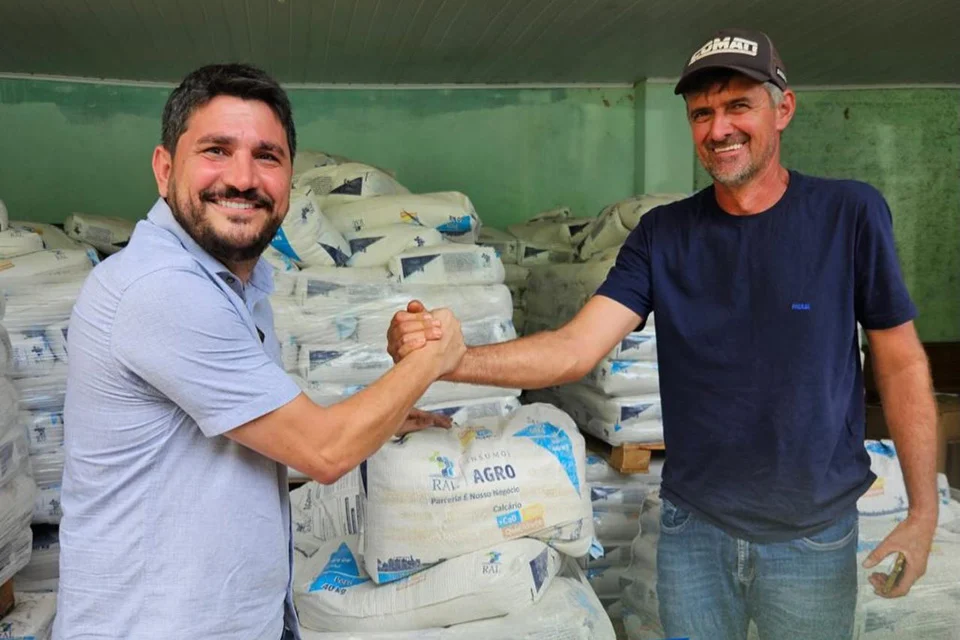 Emenda de Jean Mendonça viabiliza distribuição de 430 toneladas de calcário a produtores de Pimenta Bueno