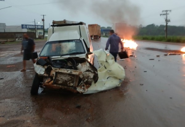 Colíder: Carro bate em caminhão e causa princípio de incêndio na MT-320