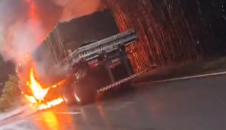 Vídeo: carreta pega fogo na BR-040 na tarde desta quarta-feira