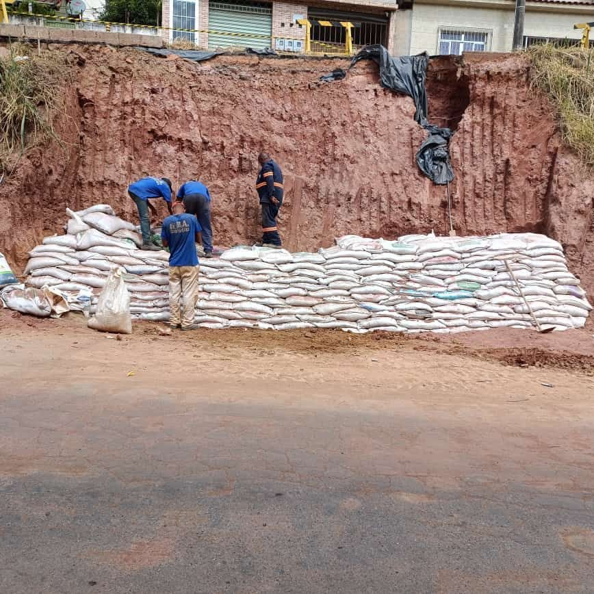 Secretaria de Obras inicia construção de muro de arrimo na Rua Acácio Martins Corrêa no Bairro Córrego do Ouro