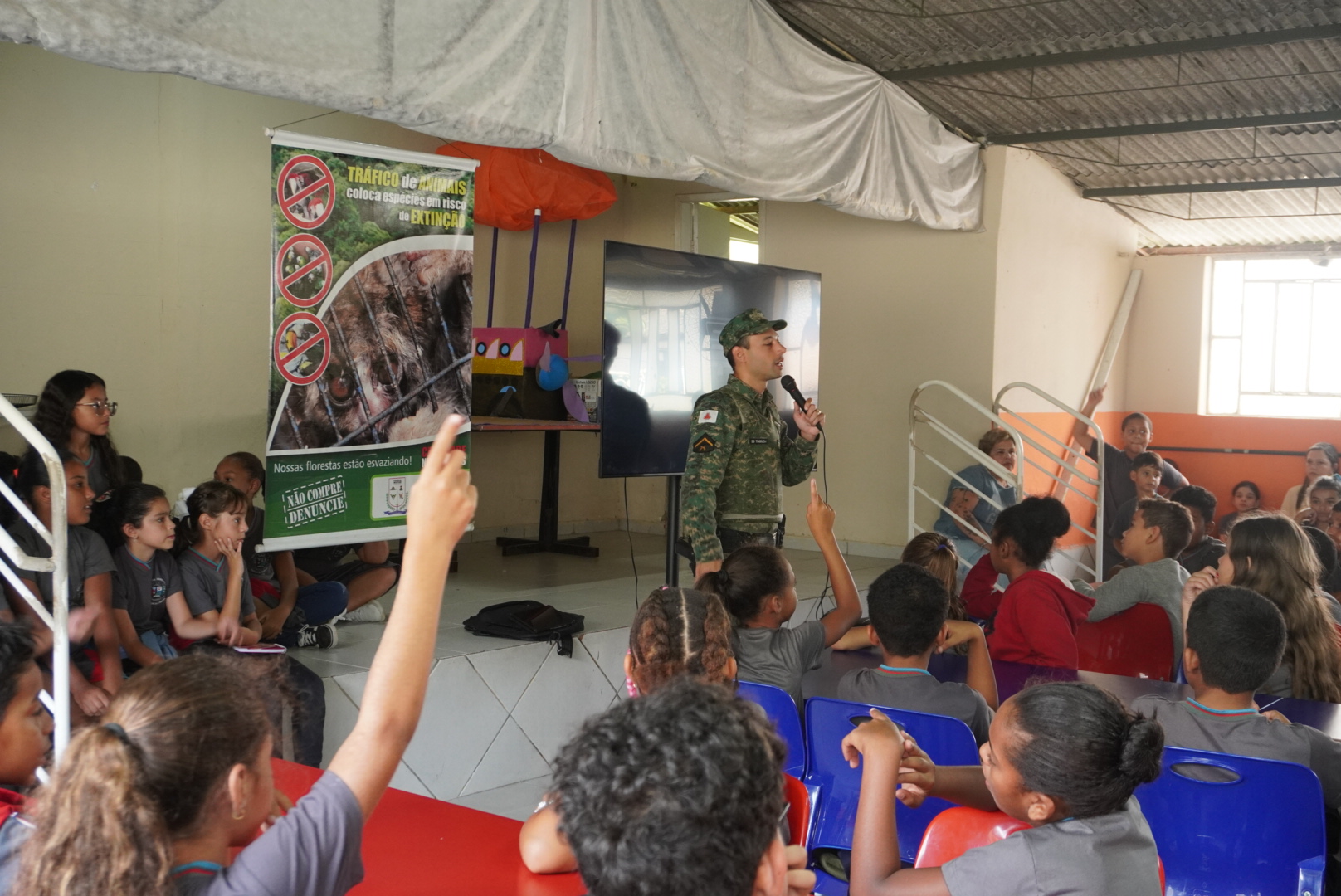 Vídeo: alunos de Ewbank da Câmara apresentam projeto sobre aves e recebem palestra da Polícia de Meio Ambiente