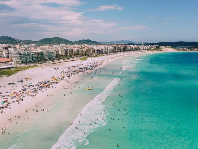 Prefeitura de Cabo Frio aumenta em mais de 770% taxa de entrada para veículos de turismo