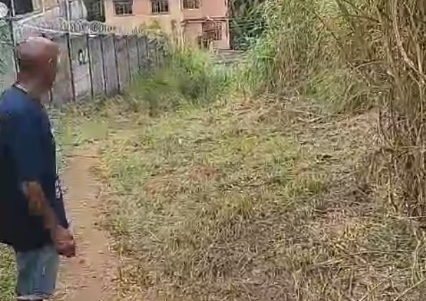 Morador do Bairro São Sebastião em Santos Dumont busca solução para acesso à garagem próxima à BR-040