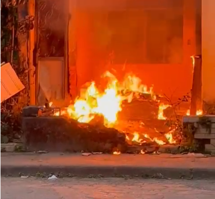 Vídeo: incêndio é registrado em residência no Bairro Quarto Depósito; vizinhos reclamam de acúmulo de lixo no local