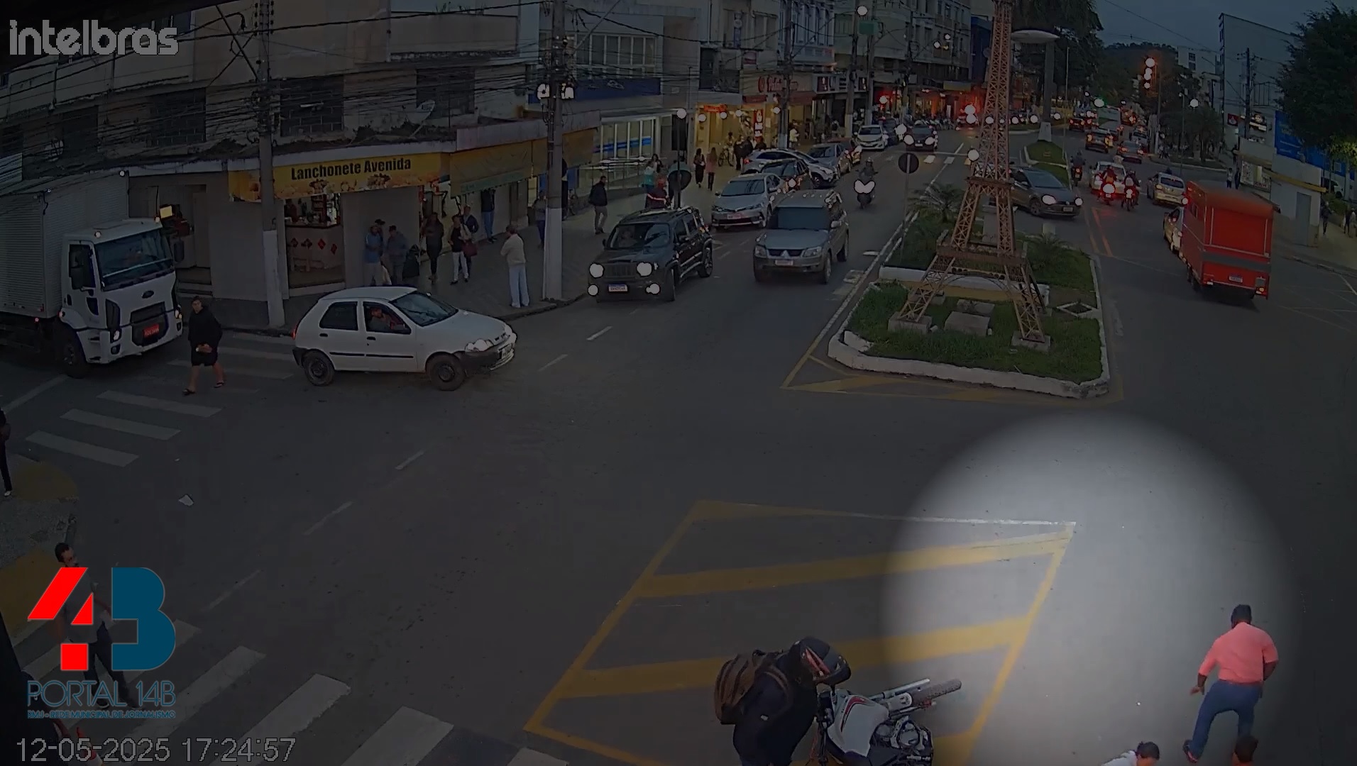Vídeo: mulher é atropelada por moto na faixa de pedestres no Centro de Santos Dumont