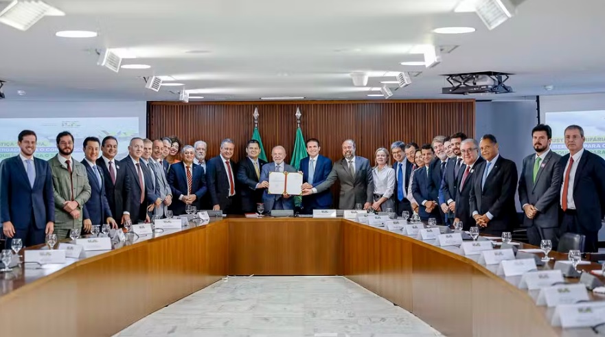 Lula assina MP que muda regras do setor elétrico e amplia gratuidade da conta de luz