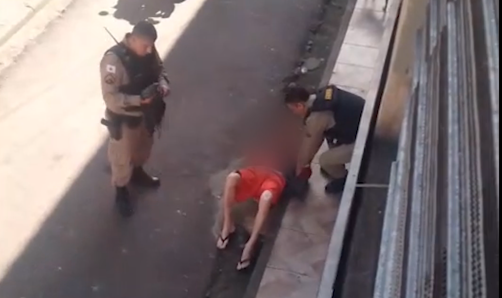 Vídeo: mulher sofre ataque com golpes de faca no meio da rua em Santos Dumont; agressor foi preso em flagrante