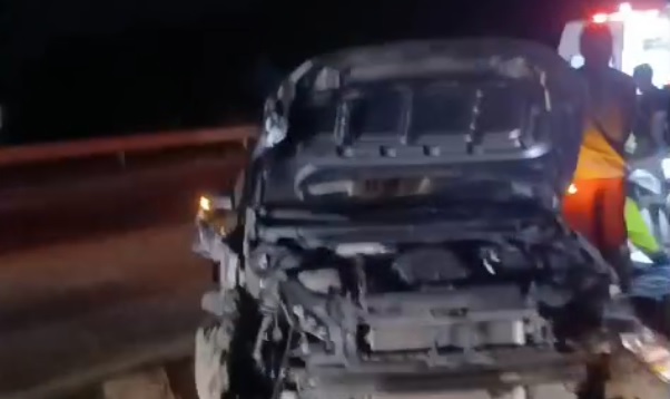 Colisão entre carro e caminhão deixa uma mulher ferida na BR-040 em Santos Dumont