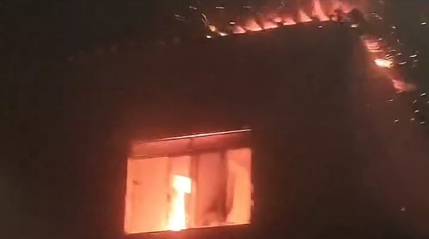 Mulher ateia fogo na própria casa com marido e filha adolescente no imóvel em Ewbank da Câmara