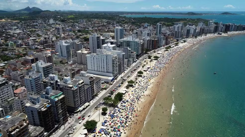 Guarapari vai cobrar R$ 17,00 por turista de ônibus de excursões; entenda como vai funcionar