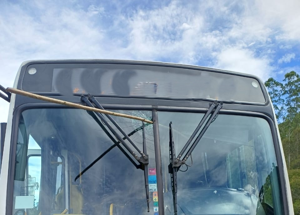 Homem arremessa galho de madeira em ônibus na BR-040 e interrompe viagem entre Santos Dumont e Juiz de Fora