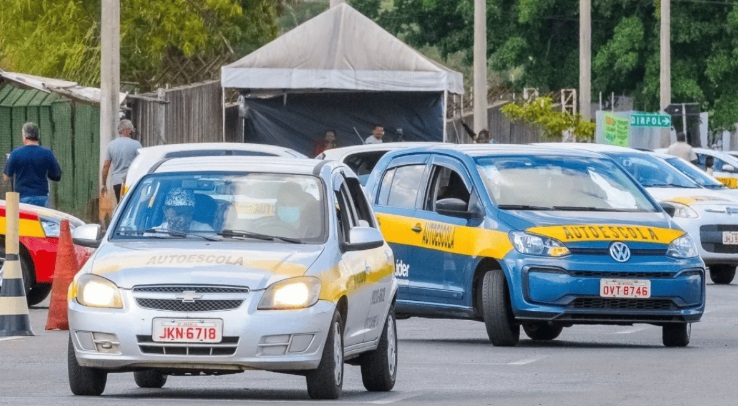 Novo modelo da CNH aumenta renda de instrutores em Minas em até 178%, afirma Anit